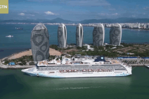 Tàu Norwegian Spirit Lần Đầu Tiên Gọi Cảng Lịch Sử Tại Sanya với 99% Khách Quốc Tế video poster