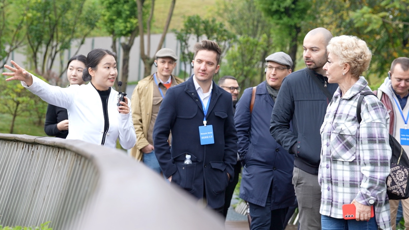 Từ gấu trúc đến xe điện: Các nhà nghiên cứu châu Âu khám phá Tây Nam Trung Quốc video poster