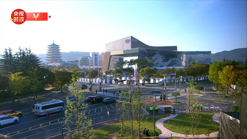 BMBIYP389VWMHROKX0K8 - Thế Giới Trong Tầm Tay Tập Cận Bình phát biểu tại Phiên II của APEC lần thứ 32 ở Gyeongju video poster