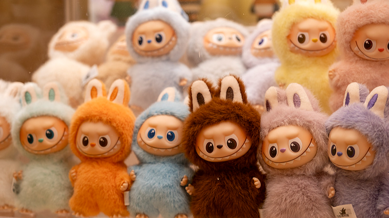 Búp bê Labubu trở nên phổ biến trong livestream tại London ngày Độc Thân