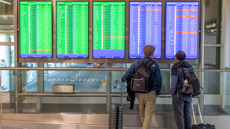 FBQHJEOU5YU9ATB49Z6W - Thế Giới Trong Tầm Tay Mỹ đóng cửa hàng loạt, hơn 1.200 chuyến bay bị hủy, kế hoạch du lịch chìm trong hỗn loạn