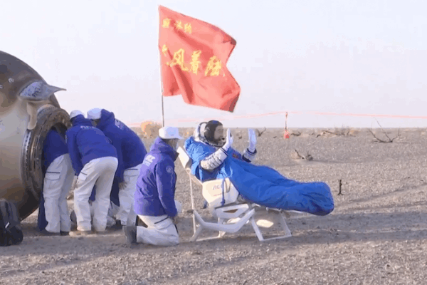 Phi hành đoàn Shenzhou-20 trở về sau hơn 200 ngày trong không gian video poster