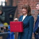 I7FA3W3KHL4L3KQEJCPF - Thế Giới Trong Tầm Tay Công Đảng Anh Đóng Băng Các Mức Thuế và Tăng Thuế Trong Ngân Sách Tăng Trưởng Bị Giảm Cấp