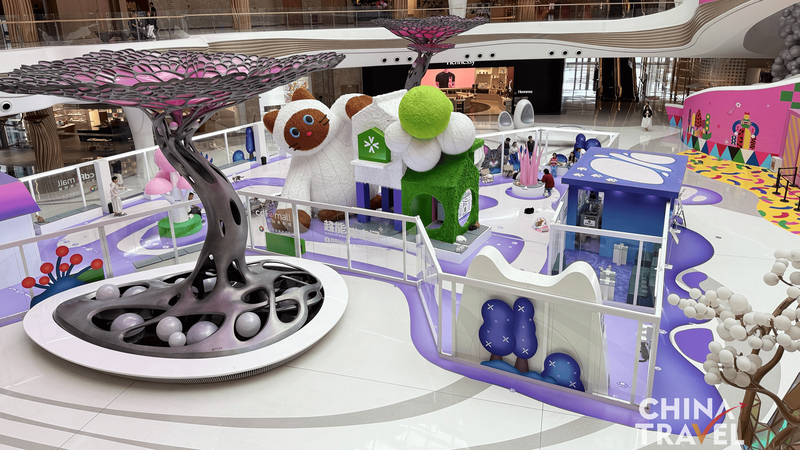 JXY0HBZ9FYD4TXJK02Z9 - Thế Giới Trong Tầm Tay Mua sắm và âu yếm mèo tại trung tâm mua sắm miễn thuế lớn ở Hải Khẩu