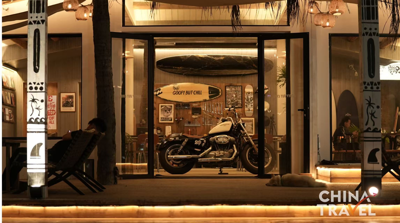 Vịnh Nhật Nguyệt ở Vạn Ninh: Nắng, Lướt sóng và Làn sóng Thương mại Tự do của Hải Nam