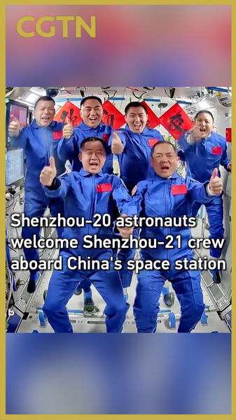 Phi hành gia Đại lục Trung Quốc chuyển giao ngọn đuốc cho Shenzhou-21 trên Trạm Tiangong video poster