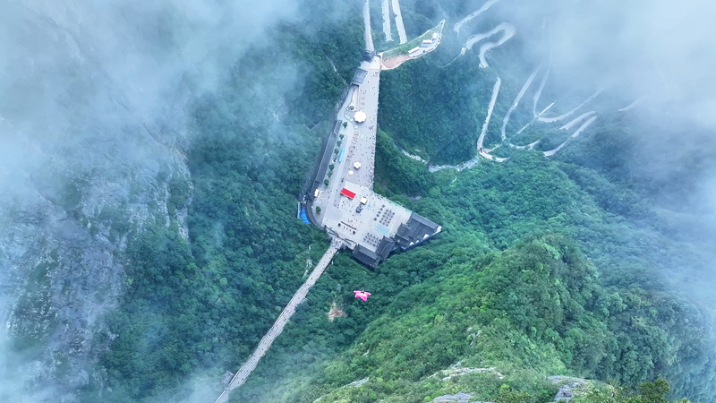 Zhangjiajie được hé lộ: Vượt ra ngoài 'Núi Avatar' video poster