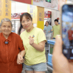 Gen Z biến bà cụ 90 tuổi thành nhân vật chính trên mạng video poster