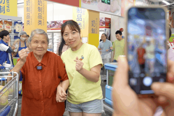 Gen Z biến bà cụ 90 tuổi thành nhân vật chính trên mạng video poster