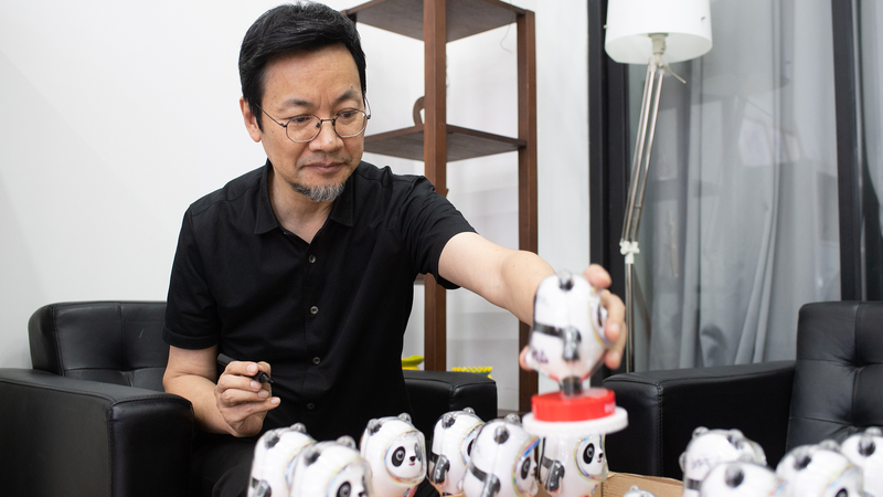 Nhà thiết kế Bing Dwen Dwen về Biểu tượng so với Linh vật tại Đại hội Thể thao Quốc gia trên Đại lục Trung Quốc