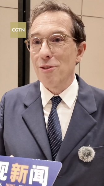 L'Oréal và Tapestry đánh cược lớn vào thị trường Trung Quốc tại triển lãm nhập khẩu video poster