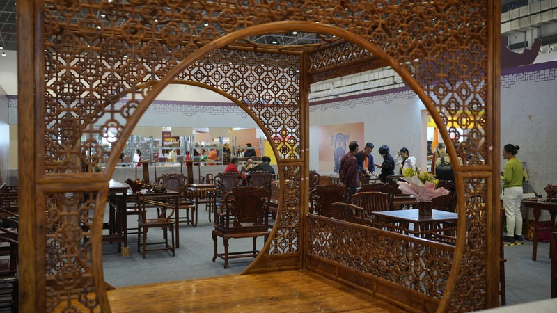 SS5EA8EM16GFAC4LGVCU - Thế Giới Trong Tầm Tay Khám phá Hội chợ Thương mại Hương Trầm và Gỗ Hoàng Hoa Lý của Hải Nam