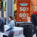 YG6DT7PRU1SC5PJ50KJ5 - Thế Giới Trong Tầm Tay Bế tắc Ngày Thứ Sáu Đen: Người bán lẻ và người mua chơi trò chơi giảm giá