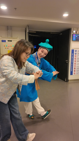 Tư thế Kinh kịch Hoàng Mai 101: Động tác sắc nét cho nam giới, bước đi tinh nghịch cho bé trai video poster