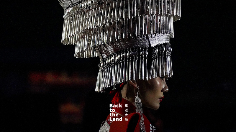 2X2MB36HU928OOF35Y37 - Thế Giới Trong Tầm Tay Dưới bầu trời đêm Đại Lương Sơn: Một sàn diễn thời trang của thẩm mỹ người Di