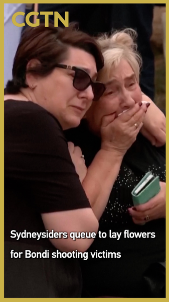 Sydney thương tiếc các nạn nhân vụ xả súng ở Bondi bằng dâng hoa tưởng niệm video poster