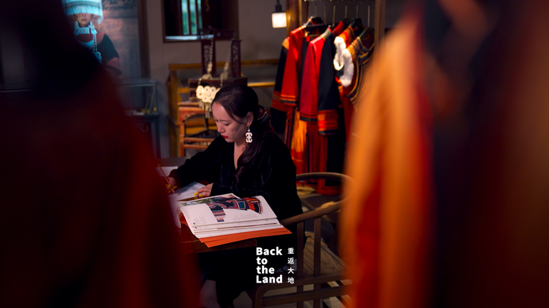 5XQ97Z5Z5GZFJCDL5F1F - Thế Giới Trong Tầm Tay CHINAYI: Biến Tấu Hiện Đại Trên Thêu Yi Vươn Tầm Quốc Tế video poster