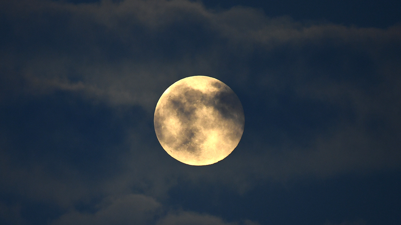 6ULHKP1CEMAJV9ZKXWM3 - Thế Giới Trong Tầm Tay Siêu trăng cuối cùng của năm 2025 thắp sáng bầu trời tối nay video poster