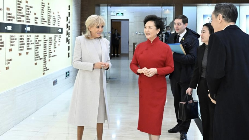 7C0JMRZT6FBZQNHBNGWI - Thế Giới Trong Tầm Tay Bành Lệ Viện và Brigitte Macron thăm Nhà hát Nghệ thuật Nhân dân Bắc Kinh video poster