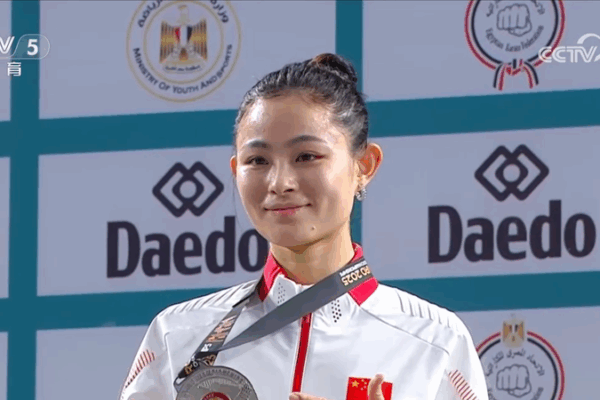 Gong Li giành huy chương bạc ở hạng cân 61kg nữ tại Giải vô địch WKF thế giới