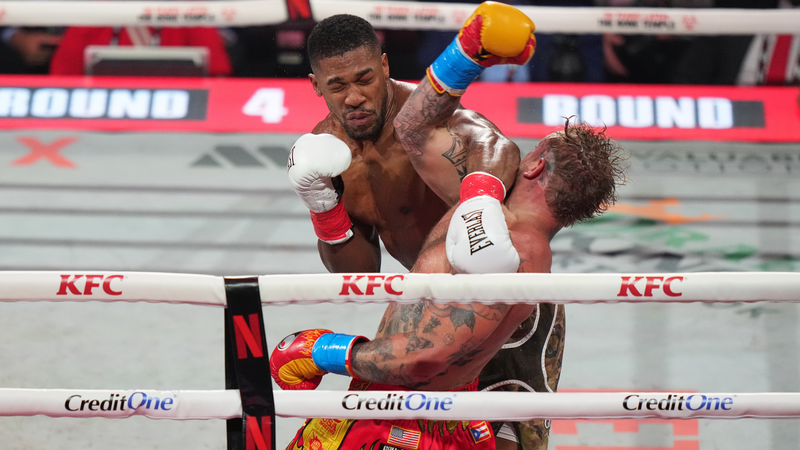 Anthony Joshua hạ gục Jake Paul bằng knockout ở vòng 6