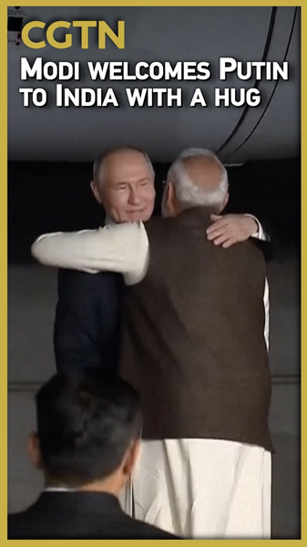 G021LPHAXVJT68TCW487 - Thế Giới Trong Tầm Tay Modi chào đón Putin với một cái ôm tại New Delhi video poster