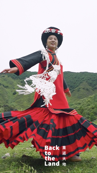 Tái Tưởng Tượng Váy Cưới Yi: Truyền Thống Gặp Phong Cách Hiện Đại video poster