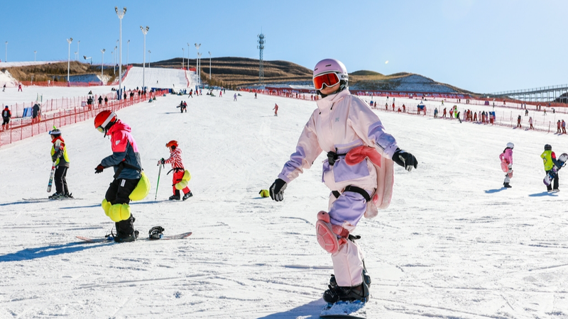 IGZPE7G6SV0HZL8ZZ07A - Thế Giới Trong Tầm Tay Hohhot Khởi Động Mùa Du Lịch Băng và Tuyết Mùa Đông 88 Ngày