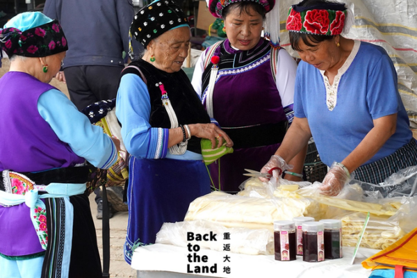 Nhịp Sống Chợ Sáng ở Đại Lý: Khám Phá Truyền Thống Bạch