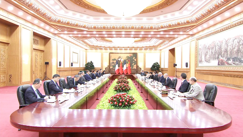 LF12BXCCOT7Q9UX6I6FB - Thế Giới Trong Tầm Tay Tập kêu gọi Trung Quốc và Pháp đứng về phía đúng của lịch sử video poster