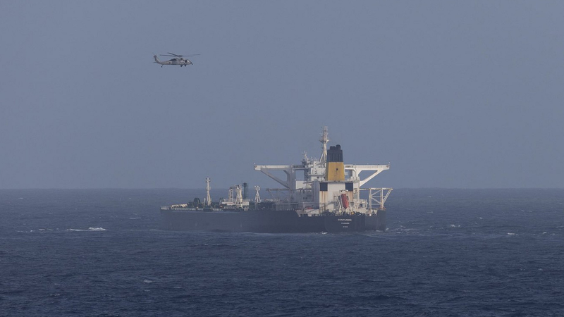 Quân đội Mỹ tập trung vào việc cấm vận dầu Venezuela, gây áp lực lên Maduro