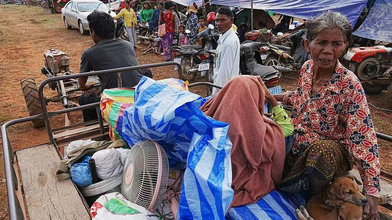 MYPSS8AQUBAABGHJ3XYU - Thế Giới Trong Tầm Tay Bên trong Chong Kal: Cuộc sống trong trại di tản sau xung đột Thái Lan-Campuchia video poster