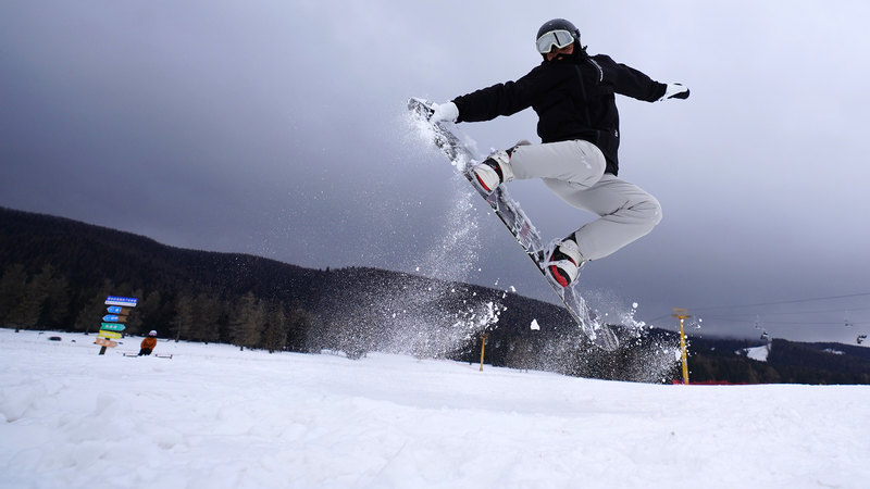 Khu nghỉ dưỡng trượt tuyết Songshutang ở Tân Cương mở cửa cho hoạt động vui chơi mùa đông