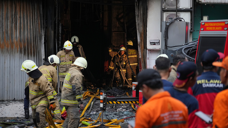 NQH2HJSOPNU1EI90HA5E - Thế Giới Trong Tầm Tay Cháy lớn ở Jakarta bao trùm tòa nhà văn phòng 7 tầng, hiện đã được kiểm soát video poster