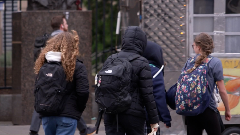 OCVEG3LPAF7CAZQIOFRQ - Thế Giới Trong Tầm Tay Ít Du Học Sinh Quốc Tế Lựa Chọn Mỹ Giữa Cuộc Trấn Áp Nhập Cư video poster