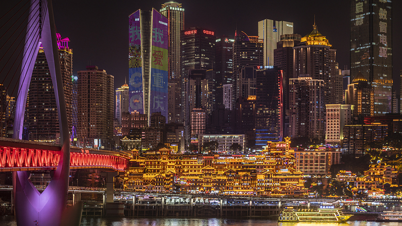 Hongya Cave Tỏa Sáng: Trải Nghiệm Cảnh Đêm Lễ Hội của Trùng Khánh video poster