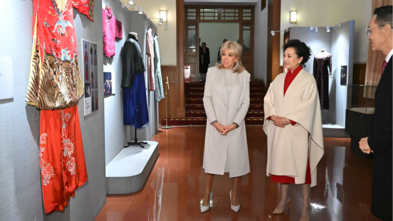 YZ4SVGHOXCN5ZXRY49P4 - Thế Giới Trong Tầm Tay Bành Lệ Viện & Brigitte Macron Thăm Nhà Hát Nghệ Thuật Nhân Dân Bắc Kinh