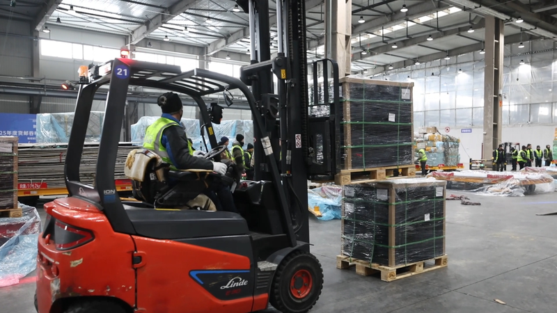 Bùng Nổ Hàng Hóa Tân Cương: Urumqi Nổi Bật Là Trung Tâm Vận Chuyển Hàng Không Toàn Cầu video poster