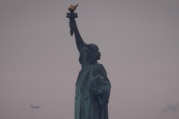 Mỹ Áp Dụng Các Hạn Chế Nhập Cảnh Mới Cho 20 Quốc Gia