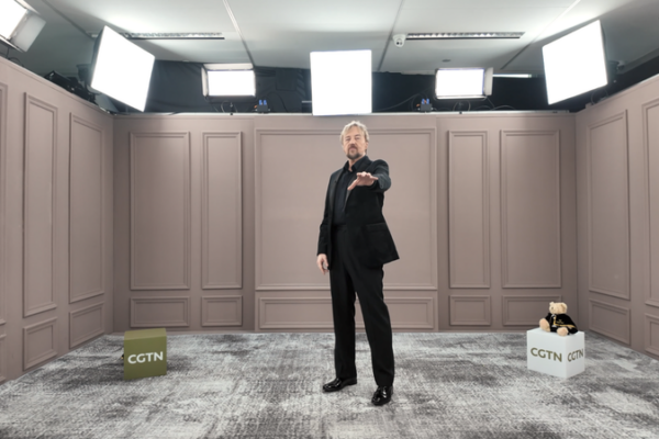 Vén Mặt Nạ: John Owen-Jones Ám Ảnh Studio CGTN với 'Âm Nhạc của Đêm' video poster