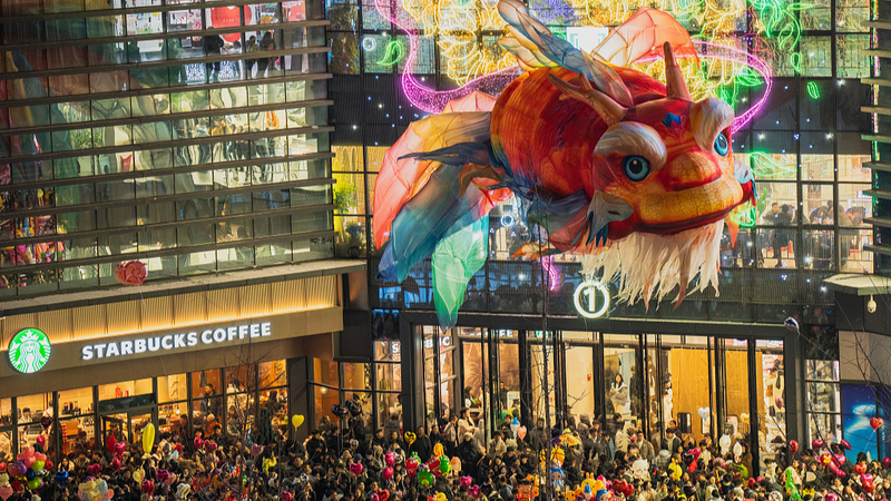 Đèn lồng cá Aoyu khổng lồ thắp sáng năm mới tại Enshi