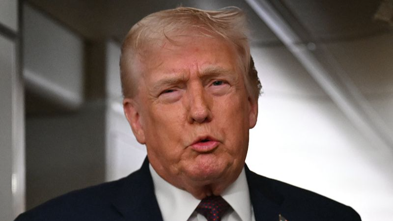 Trump Áp Thuế 25% Lên Các Quốc Gia Buôn Bán Với Iran