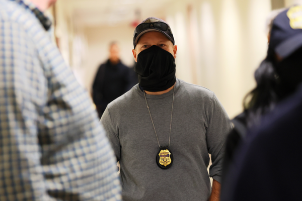 Khủng Hoảng Sức Khỏe Bùng Nổ tại Trung Tâm Giam Giữ Nhập Cư Aurora