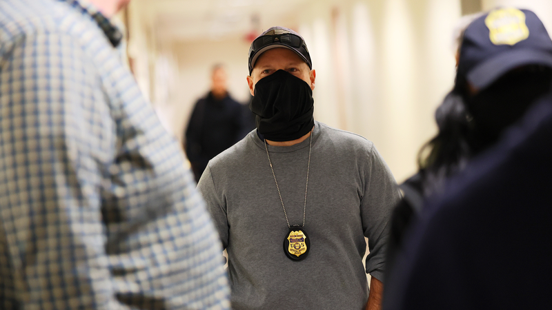 Khủng Hoảng Sức Khỏe Bùng Nổ tại Trung Tâm Giam Giữ Nhập Cư Aurora