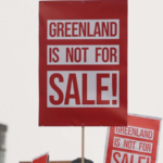“MAGA, Hãy Để Mỹ Biến Đi”: Người Greenland Biểu Tình Chống Lại Các Đe Dọa Chiếm Đóng của Trump video poster