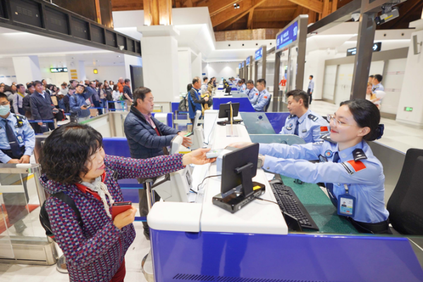 Cảng Tự do Hải Nam Chào đón Nhiều Du Khách Nước Ngoài Hơn 60% video poster