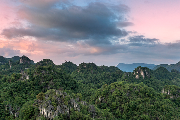 Vùng Đất Thần Tiên Karst Siêu Thực: Công Viên Địa Chất Xingwen tại Gala Lễ Hội Mùa Xuân 2026 video poster