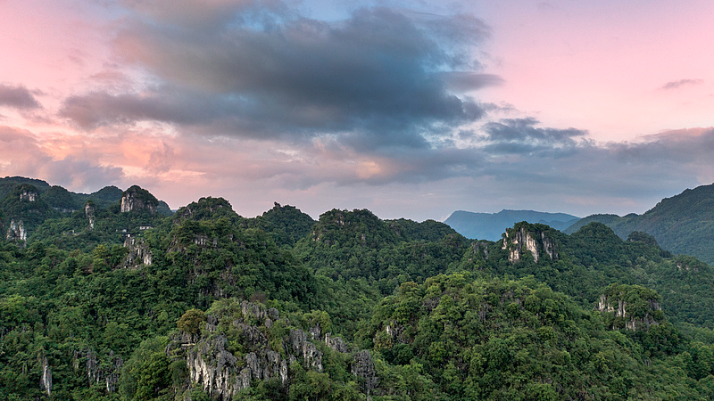 DB3L642NX8K4JNVOSNQJ - Thế Giới Trong Tầm Tay Vùng Đất Thần Tiên Karst Siêu Thực: Công Viên Địa Chất Xingwen tại Gala Lễ Hội Mùa Xuân 2026 video poster