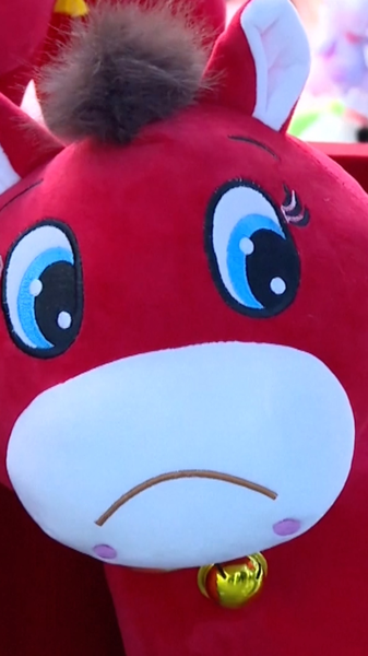 Tại sao thú bông 'Ngựa con Đang khóc' trở thành hiện tượng lan truyền video poster