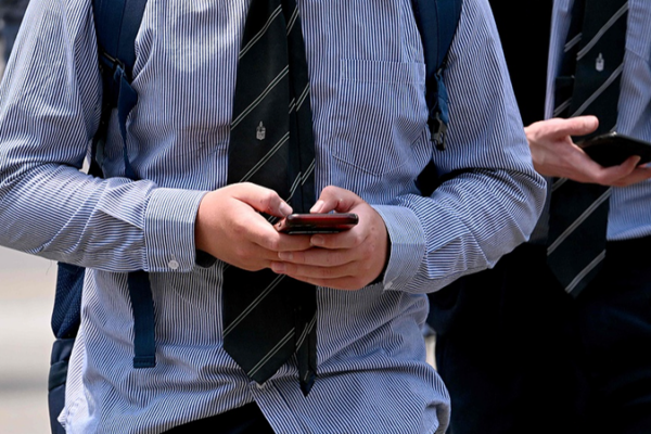 Viện Quý Tộc Anh Ủng Hộ Cấm Trẻ Dưới 16 Tuổi Sử Dụng Mạng Xã Hội